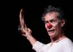 Chico Diaz no espetáculo “A lua vem da Ásia” diretamente do Teatro PetraGold, com transmissão on-line, e ingressos a partir de R$ 20