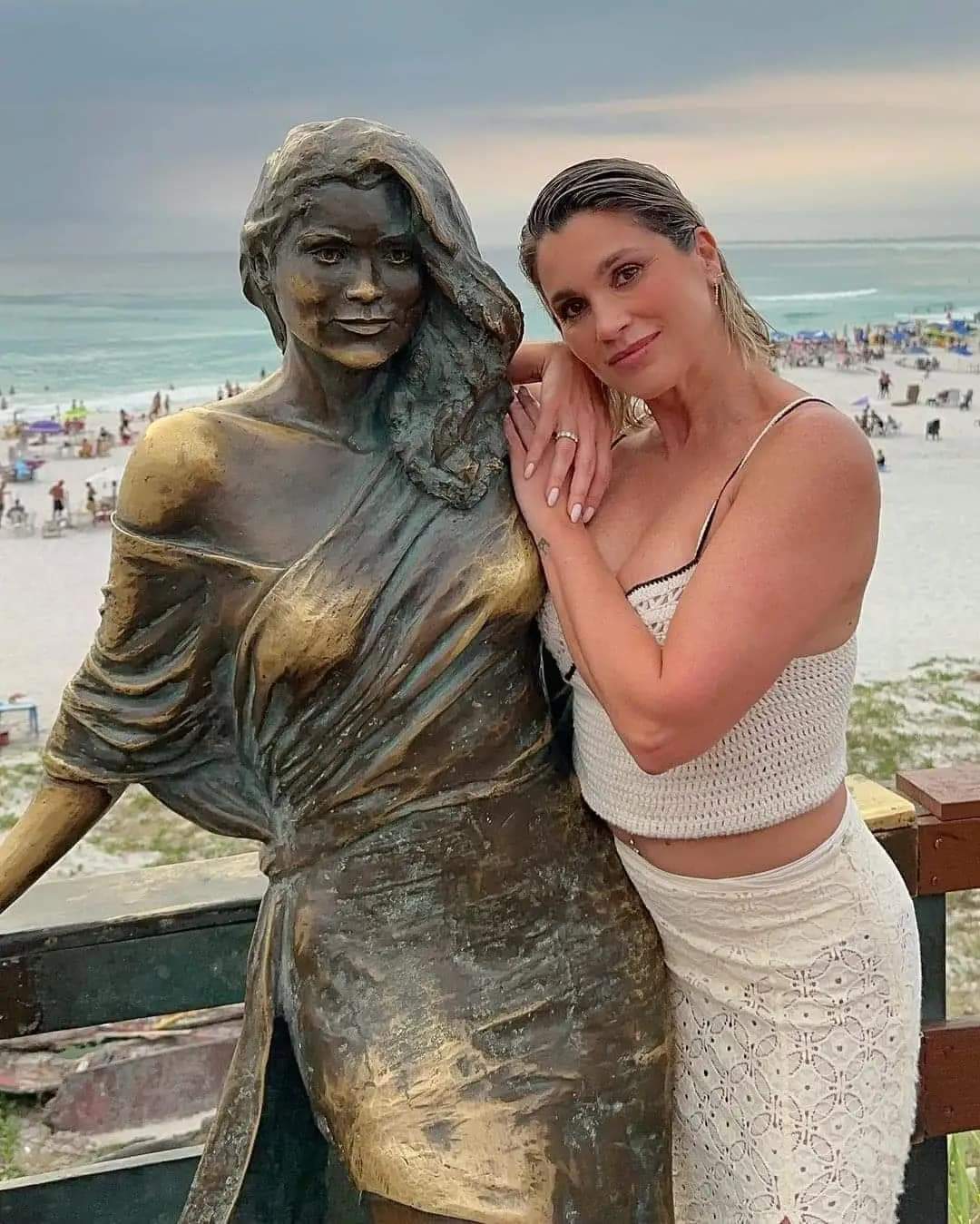 atriz Flávia Alessandra tem estátua em Arraial do Cabo