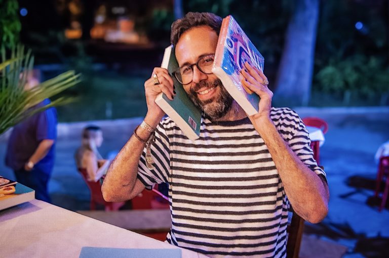 Romance de Estreia ‘Todos Estão Surdos’: Uma Comédia Irreverente sobre Família, Morte e Peculiaridades, por Marcelo Antunes