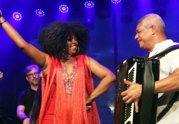 Claudya Costta traz Gilberto Gil in jazz e público vibra com sua performance no Teatro Gamboa Nova- na Bahia