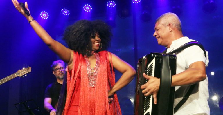 Claudya Costta traz Gilberto Gil in jazz e público vibra com sua performance no Teatro Gamboa Nova- na Bahia